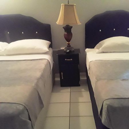 Derick'S Inn Piarco Buitenkant foto