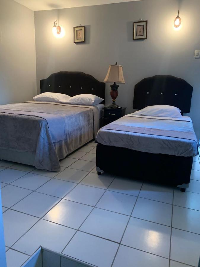 Derick'S Inn Piarco Buitenkant foto