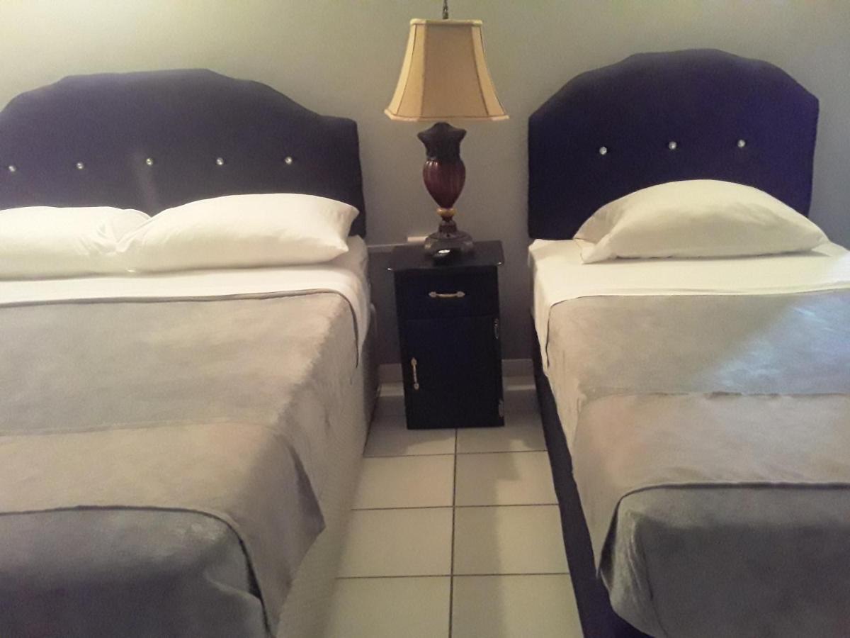 Derick'S Inn Piarco Buitenkant foto