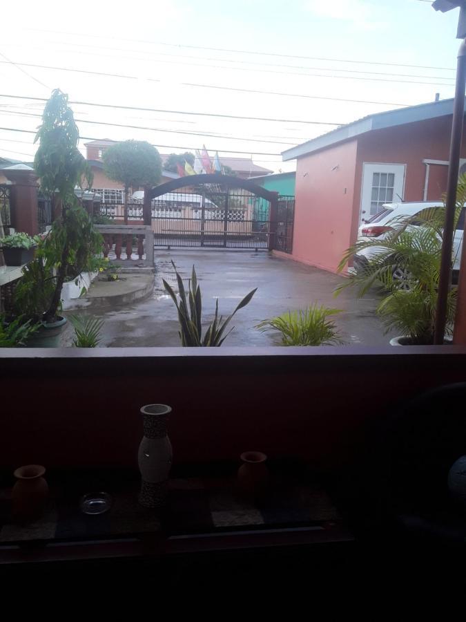 Derick'S Inn Piarco Buitenkant foto